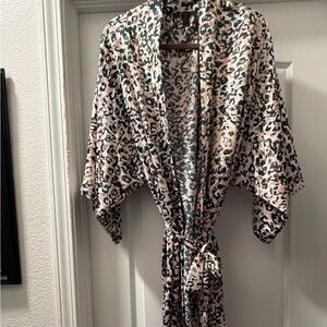 Elegant Leopard Print Robe - Black and Cream